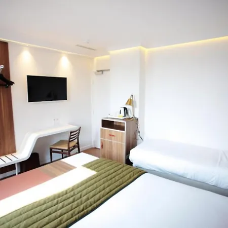 Eiffel Turenne מלון